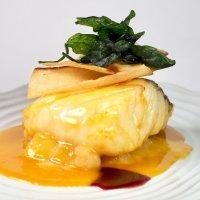 BACALAO-CON-SALSA-DE-NARANJA-SANGUINA-MANZANA-Y-CHIPS-DE-ESPINACAS-Y-YUCA.jpeg