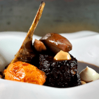 MELOSO-DE-TERNERA-CON-BERENJENA-ASADA-PURE-DE-BONIATO-Y-CANELA-Y-CEBOLLITAS-CONFITADAS.png