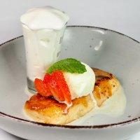 NUESTRA-TORRIJA-CON-HELADO-DE-VAINILLA-CASERO-Y-SALSA-INGLESA.jpeg