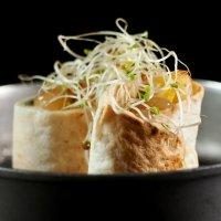 ROLL-ON-DE-MANGO-MANZANA-Y-PEPINO-CON-MOSTAZA-DE-MIEL-Y-ALFALFA.jpeg
