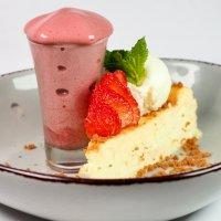 TARTA-DE-QUESO-AL-HORNO-CON-CRUMBLE-COULIS-Y-HELADO-DE-VAINILLA.jpeg