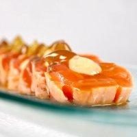 TATAKI-DE-SALMON-MARINADO-CON-MAYONESA-DE-KIMCHI-PISTACHO-Y-REDUCCION-DE-WASABI-DE-MIEL.jpeg